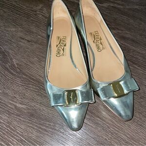 Salvatore Ferragamo Flats Women’s Vara Bow Ballet Silver And Gold Pointy 7.5